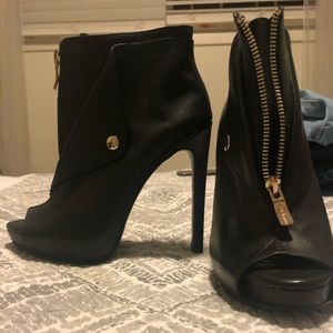 Looks good condition. Black heels/boots